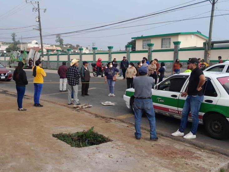 Con bloqueo en carretera Misantla-Xalapa, exigen agua para primaria de Chiconquiaco