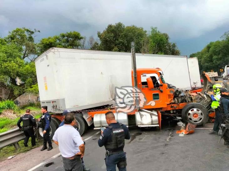 Accidente de tráiler full en Nogales deja 2 lesionados, entre ellos un menor con quemaduras y el chófer