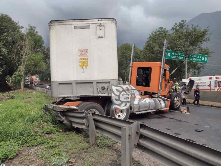 Accidente de tráiler full en Nogales deja 2 lesionados, entre ellos un menor con quemaduras y el chófer