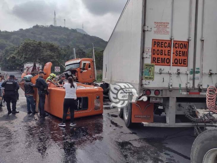 Accidente de tráiler full en Nogales deja 2 lesionados, entre ellos un menor con quemaduras y el chófer