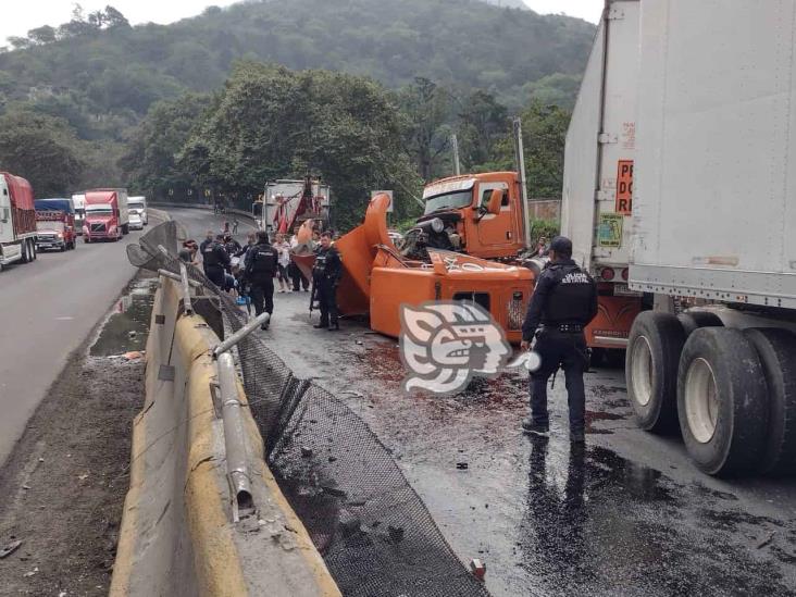 Accidente de tráiler full en Nogales deja 2 lesionados, entre ellos un menor con quemaduras y el chófer