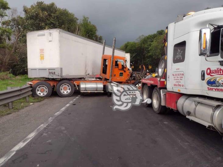 Accidente de tráiler full en Nogales deja 2 lesionados, entre ellos un menor con quemaduras y el chófer