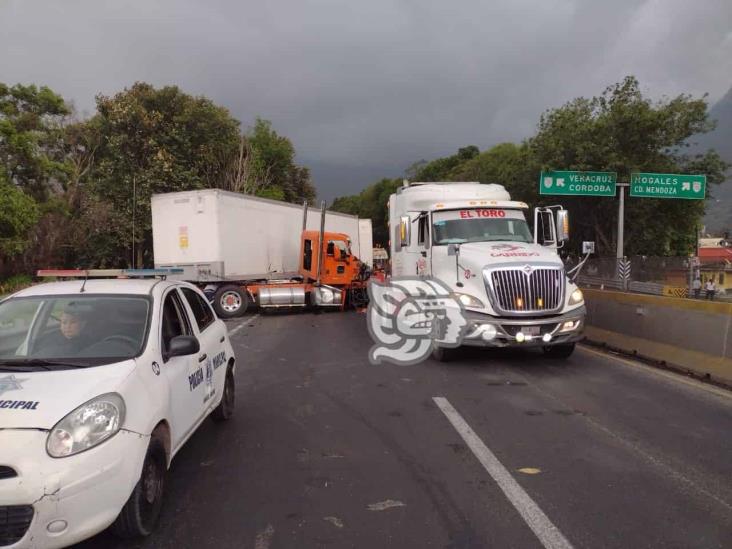 Accidente de tráiler full en Nogales deja 2 lesionados, entre ellos un menor con quemaduras y el chófer