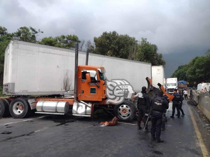 Accidente de tráiler full en Nogales deja 2 lesionados, entre ellos un menor con quemaduras y el chófer