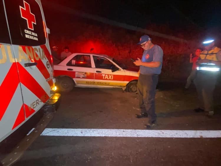 Taxi pierde el control y vuelca en la Veracruz-Xalapa