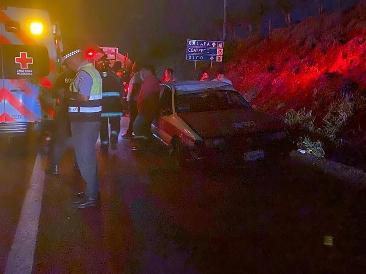 Taxi pierde el control y vuelca en la Veracruz-Xalapa