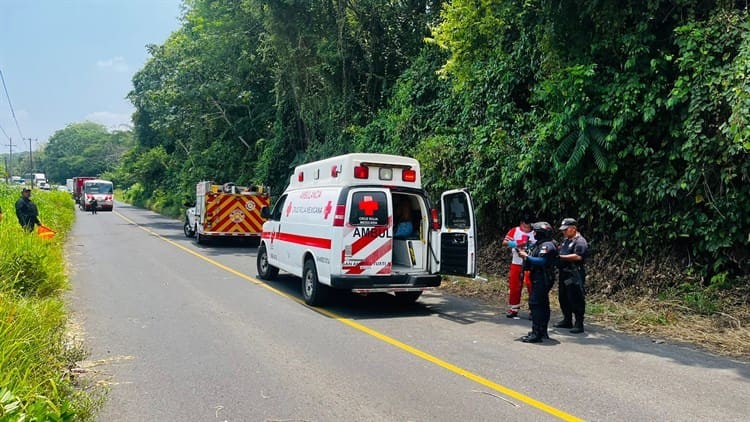 Camioneta cae a barranco tras volcarse en carretera a San Andrés Tuxtla