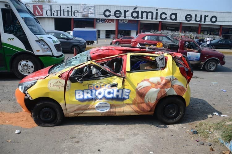 Fallece empleado de pastelería al volcar su auto en puente de Las Amapolas, en Veracruz(+Video)
