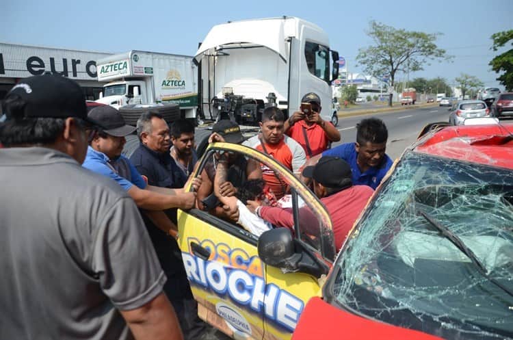Fallece empleado de pastelería al volcar su auto en puente de Las Amapolas, en Veracruz(+Video)