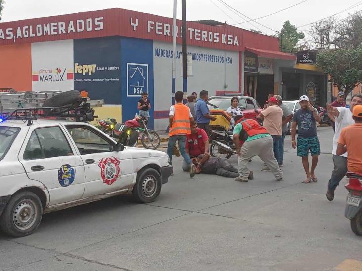 Camioneta choca con motociclista en Tierra Blanca