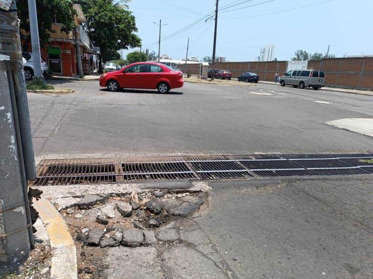 Bache afecta a automovilistas en calles de Boca del Río