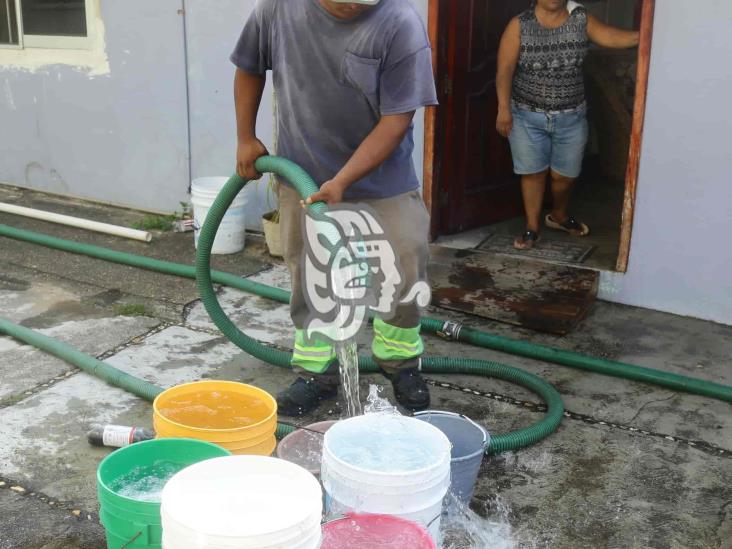 ¡Coatzacoalcos, sin agua! Abastecen con pipas el Centro de la ciudad