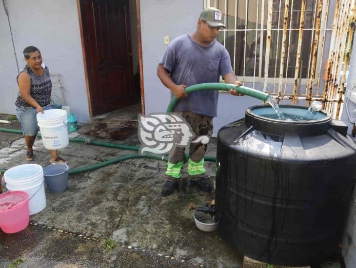 ¡Coatzacoalcos, sin agua! Abastecen con pipas el Centro de la ciudad