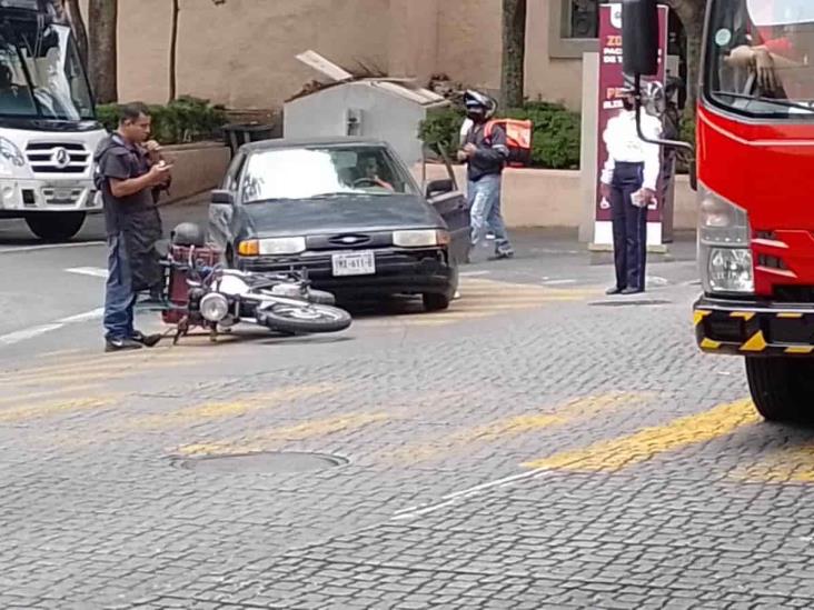 Auto embiste a motociclista detrás de palacio de gobierno en Xalapa