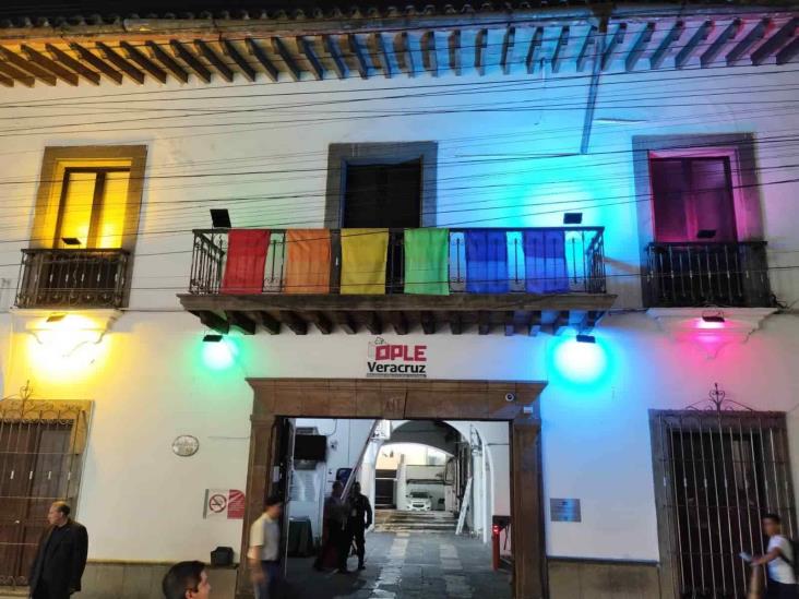 Se ilumina OPLE Veracruz en apoyo a la comunidad LGBT+
