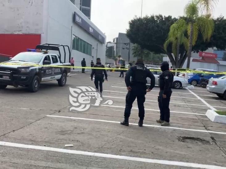 Disparos en estacionamiento de centro comercial en Xalapa alerta a ciudadanos