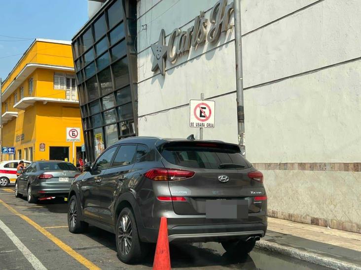 “Estacionamientos exclusivos” causa molestia a conductores en el centro de Veracruz