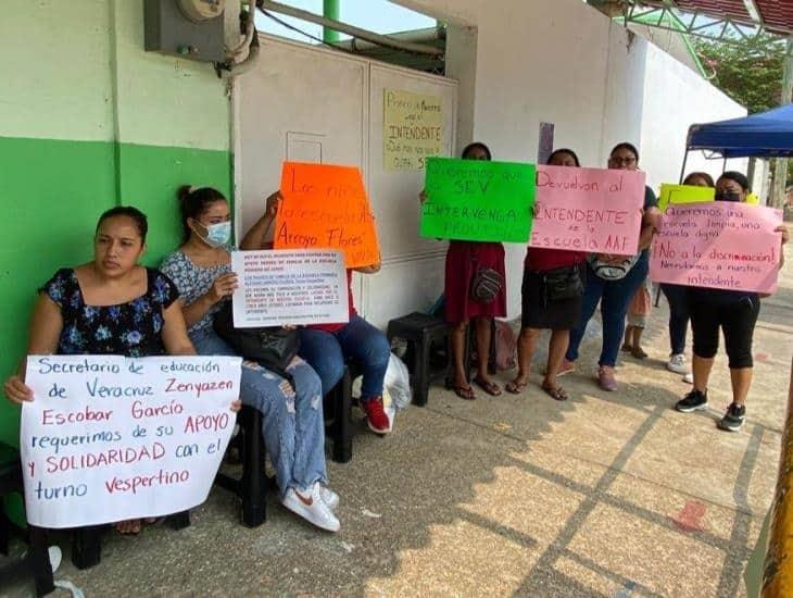 Padres De Familia Se Manifiestan Frente A Primaria Alfonso Arroyo 8879