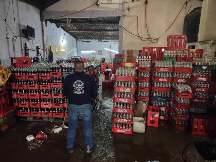 Atrapan a 15 con miles de botellas de Coca-Cola pirata en el Estado de México