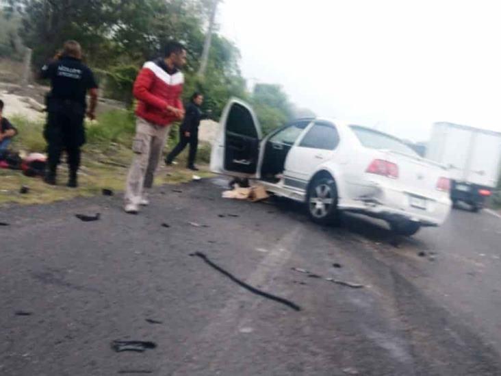 Tráiler arrolla a auto y huye  en la Xalapa-Veracruz; deja 2 heridos
