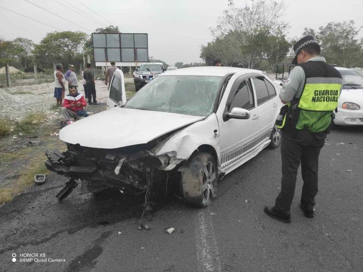 Tráiler arrolla a auto y huye  en la Xalapa-Veracruz; deja 2 heridos