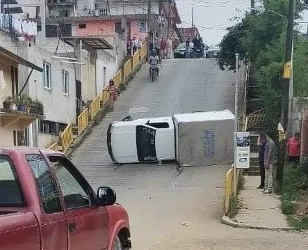 Desastre sobre ruedas: camioneta con refacciones vuelca en colonia Veracruz, en Xalapa
