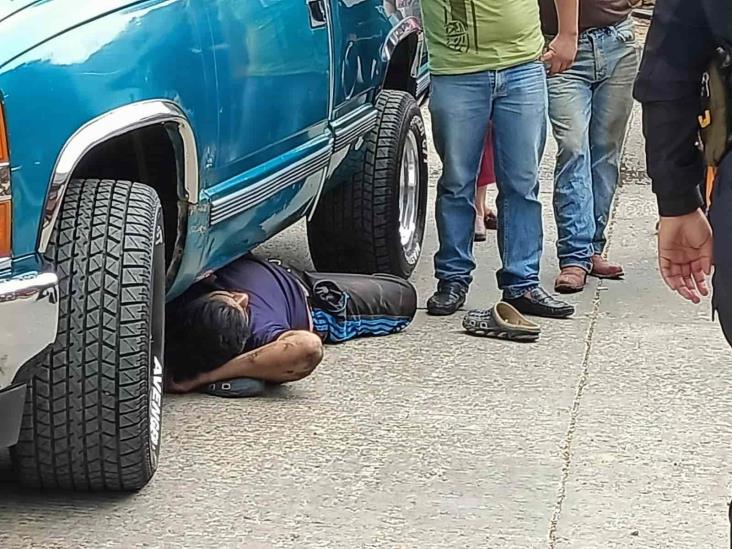 Xalapeño evita arresto escondiéndose bajo una camioneta