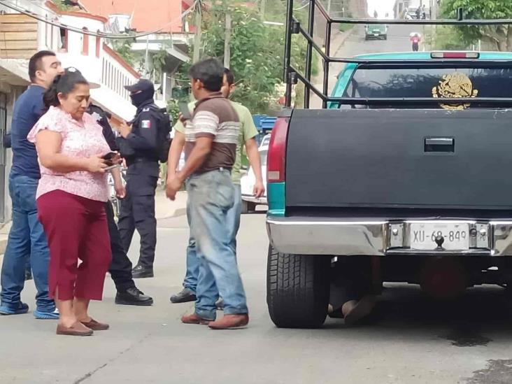 Xalapeño evita arresto escondiéndose bajo una camioneta