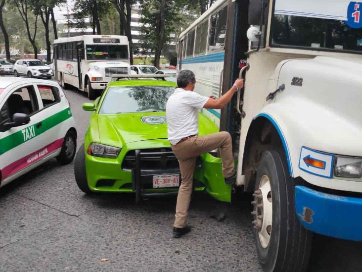 Patrulla de Tránsito y autobús de ATB chocan en avenida de Xalapa