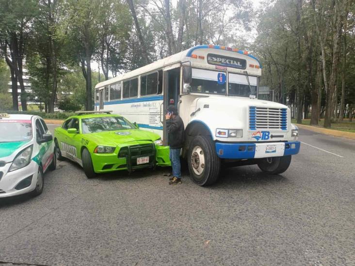 Patrulla de Tránsito y autobús de ATB chocan en avenida de Xalapa