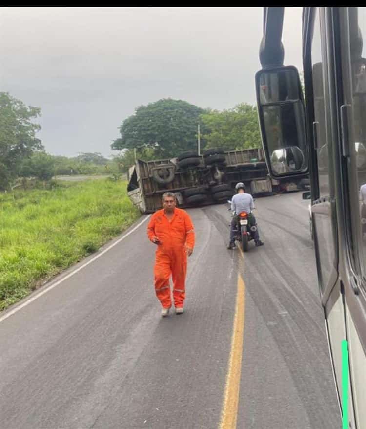 Vuelca tráiler cargado con leche en la carretera  Veracruz-Córdoba