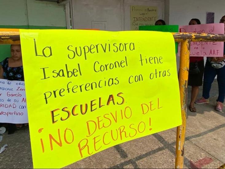 Padres de familia protestan en primaria de Minatitlán; exigen conserje y profesor