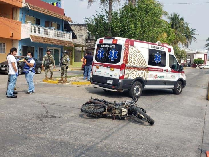 Automóvil choca motociclista en calles de Cosamaloapan