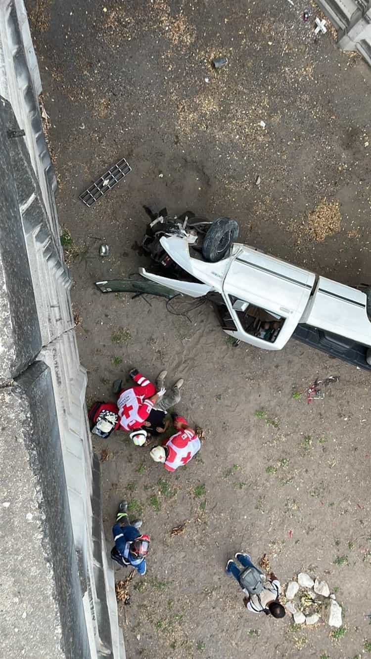 Cae camioneta desde el distribuidor de J.B. Lobos, en Veracruz(+Video)