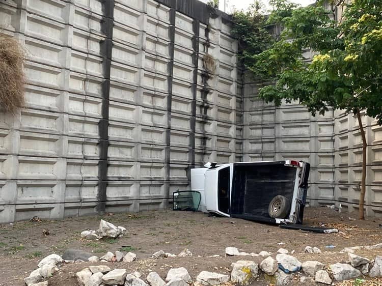 Cae camioneta desde el distribuidor de J.B. Lobos, en Veracruz(+Video)