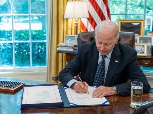 Biden firma ley sobre límite de deuda para no caer en incumplimiento
