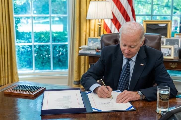 Joe Biden firma ley sobre límite de deuda para no caer en incumplimiento