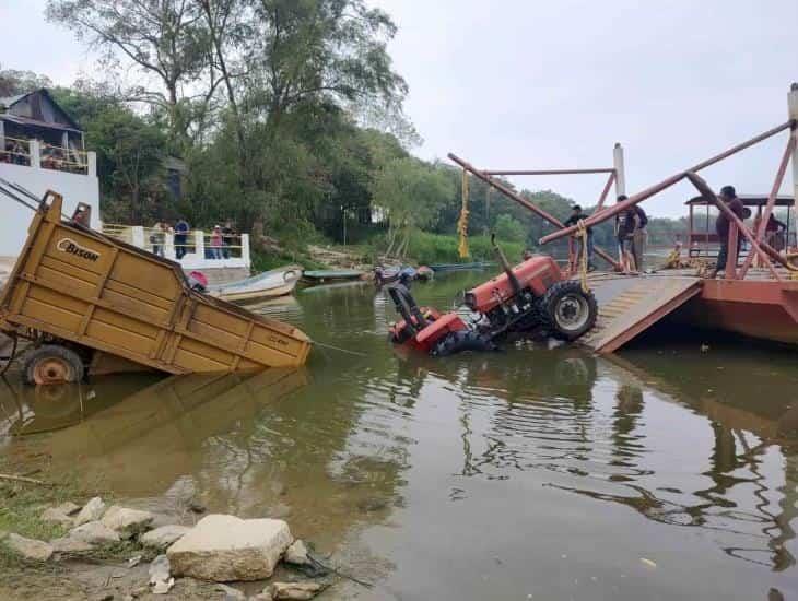 Cae tractor con remolque al río Coatzacoalcos; la panga no resistió la carga (+video)