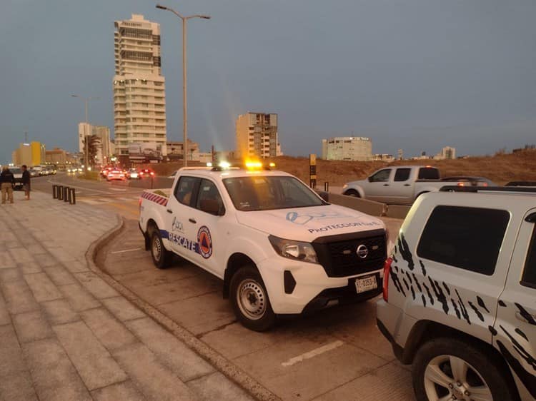 Rescatan a un hombre y una niña de ahogarse en Playa La Bamba, en Boca del Río