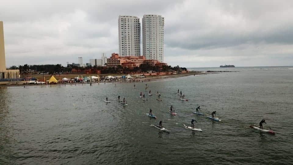 Compiten en playa de Boca del Río en tablas de paddle y kayak