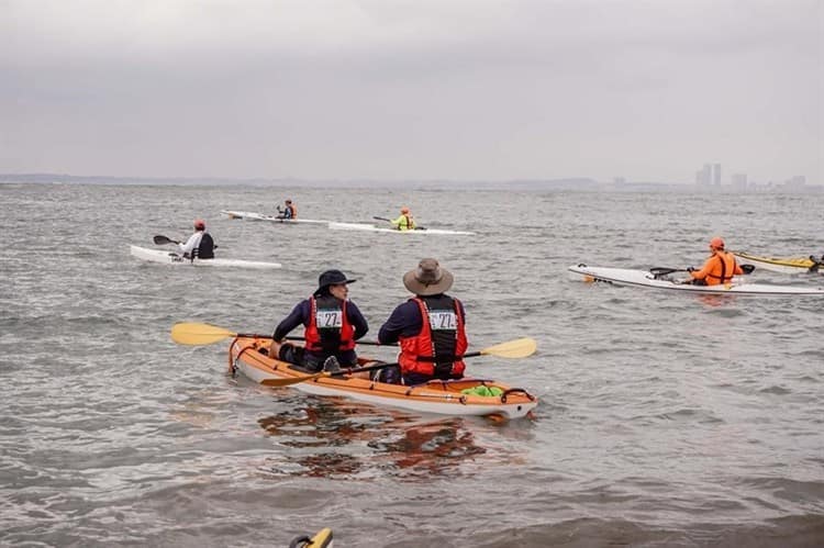Compiten en playa de Boca del Río en tablas de paddle y kayak