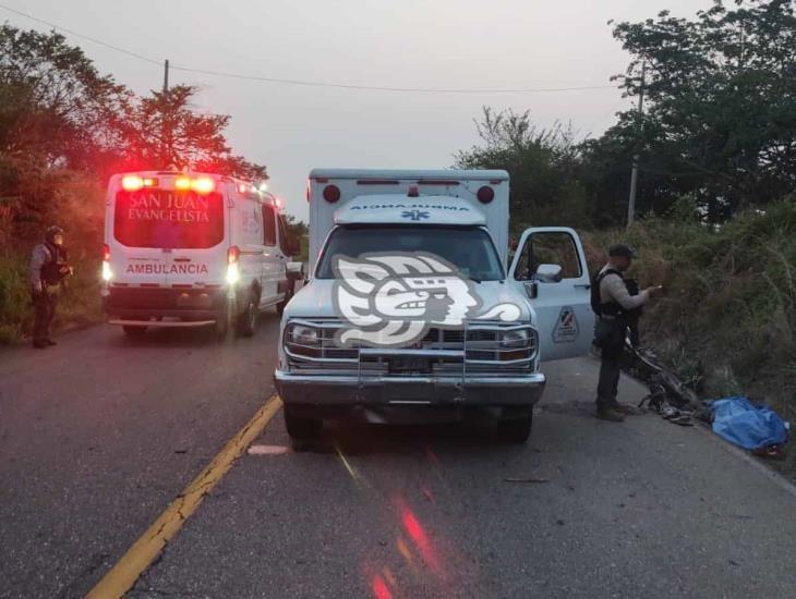 Motociclista pierde la vida al derrapar en San Juan Evangelista