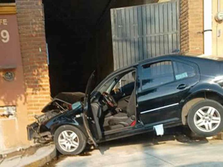 Auto choca contra el portón una casa en colonia Arboledas del Sumidero, en Xalapa