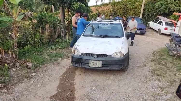 Automóvil de Telmex vuelca debido a falta de precaución en Tlapacoyan