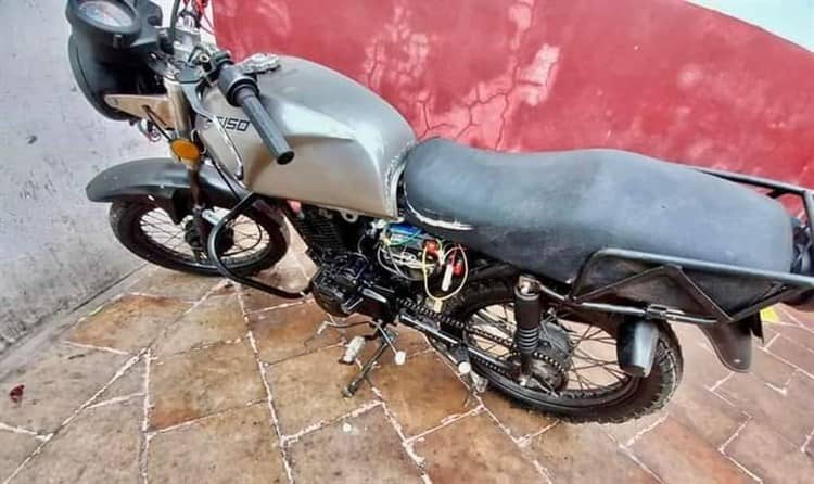 Aseguran motocicleta con reporte de robo en Actopan