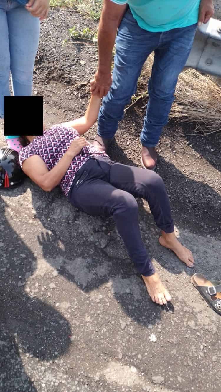 Mujer motociclista herida tras derrapar en poblado de Puente Nacional