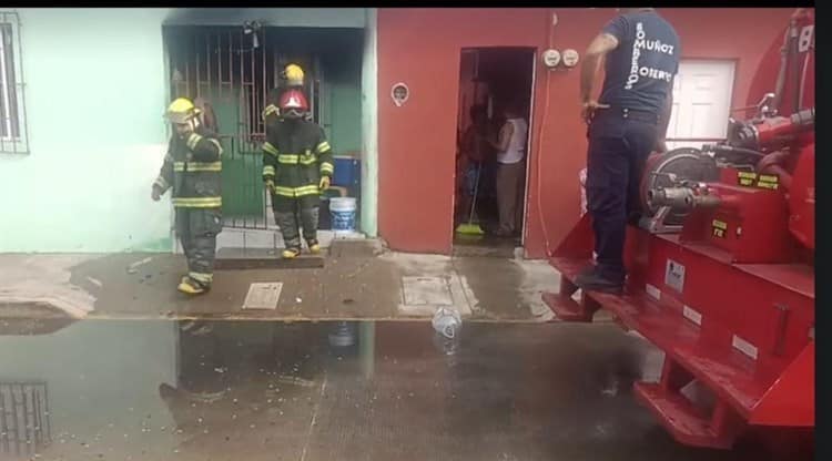 Vecinos controlan incendio en vivienda de Veracruz