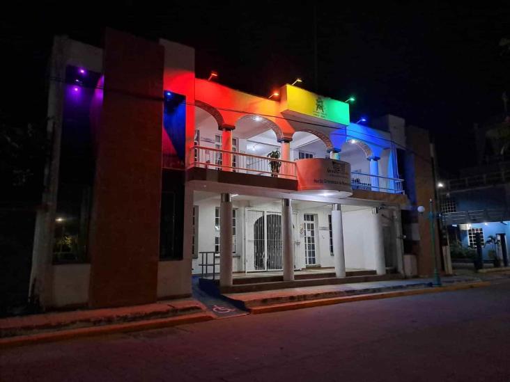 Iluminan Ayuntamiento de Úrsulo Galván con colores LGBT+