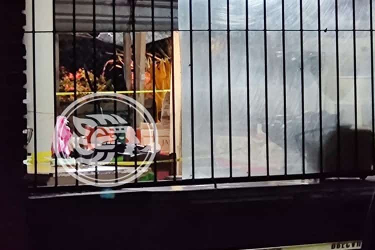Sicarios ejectuan a una mujer en un restaurante de Jilotepec; amarran a su hija