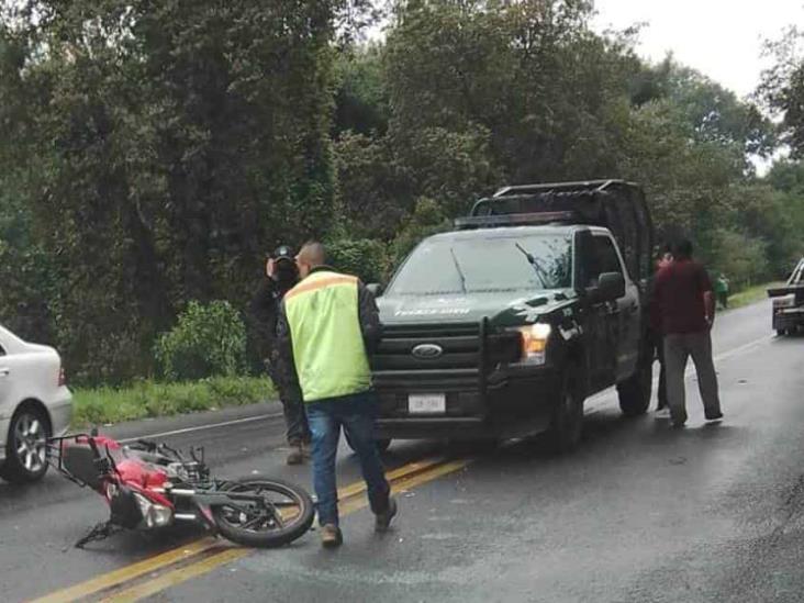 Motociclistas chocan contra taxi en la Xalapa-Las Vigas